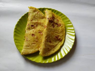 Beyaz Arkaplanda izole edilmiş bir tabakta Geleneksel Sarı Renk Dal Obbattu veya Holige Grubu