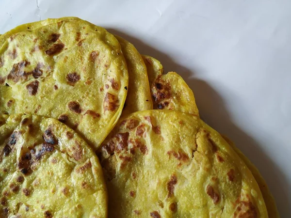 Grupo Cor Amarela Tradicional Dal Obbattu Holige Uma Placa Isolada — Fotografia de Stock