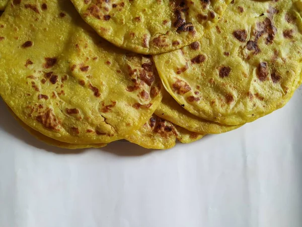 Grupo Cor Amarela Tradicional Dal Obbattu Holige Uma Placa Isolada — Fotografia de Stock