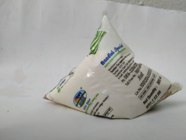 Bangalore, Karnataka / India-Jun 07 2020: Yeşil ve Beyaz Nandini Özel Tonlu Süt Paketi 'nin ön ve arka görüntüsü beyaz arkaplanda izole edildi