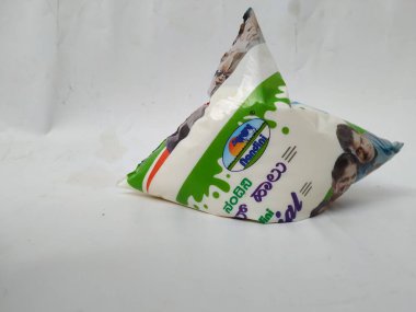 Bangalore, Karnataka / India-Jun 07 2020: Yeşil ve Beyaz Nandini Özel Tonlu Süt Paketi 'nin ön ve arka görüntüsü beyaz arkaplanda izole edildi