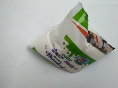 Bangalore, Karnataka / India-Jun 07 2020: Yeşil ve Beyaz Nandini Özel Tonlu Süt Paketi 'nin ön ve arka görüntüsü beyaz arkaplanda izole edildi
