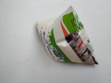 Bangalore, Karnataka / India-Jun 07 2020: Yeşil ve Beyaz Nandini Özel Tonlu Süt Paketi 'nin ön ve arka görüntüsü beyaz arkaplanda izole edildi