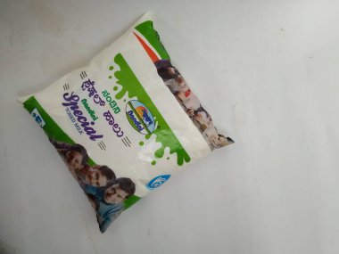 Bangalore, Karnataka / India-Jun 07 2020: Yeşil ve Beyaz Nandini Özel Tonlu Süt Paketi 'nin ön ve arka görüntüsü beyaz arkaplanda izole edildi