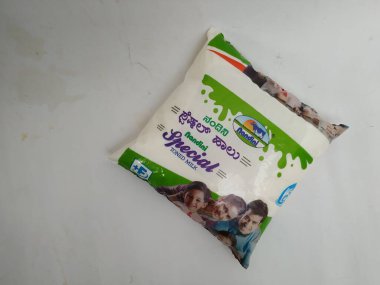 Bangalore, Karnataka / India-Jun 07 2020: Yeşil ve Beyaz Nandini Özel Tonlu Süt Paketi 'nin ön ve arka görüntüsü beyaz arkaplanda izole edildi