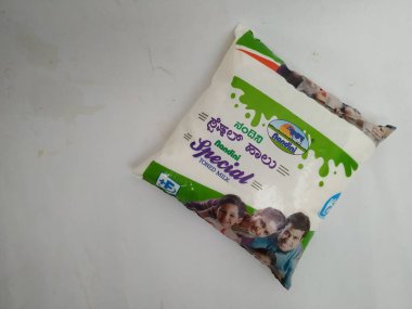 Bangalore, Karnataka / India-Jun 07 2020: Yeşil ve Beyaz Nandini Özel Tonlu Süt Paketi 'nin ön ve arka görüntüsü beyaz arkaplanda izole edildi