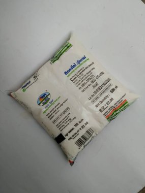 Bangalore, Karnataka / India-Jun 07 2020: Yeşil ve Beyaz Nandini Özel Tonlu Süt Paketi 'nin ön ve arka görüntüsü beyaz arkaplanda izole edildi