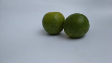 Yeşil Mosambi meyvelerinin yakınlaştırılması Hareketli beyaz arka planda izole