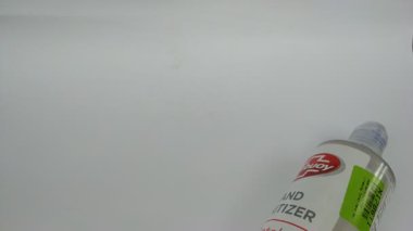 Bangalore, Karnataka / India-Jun 02 2020: Beyaz arka planda izole edilmiş Lifebuoy Alkol temelli El Dezenfektanı 500ml jel plastik konteynırı. Toplam% 99.99 susuz mikrop öldürüyor