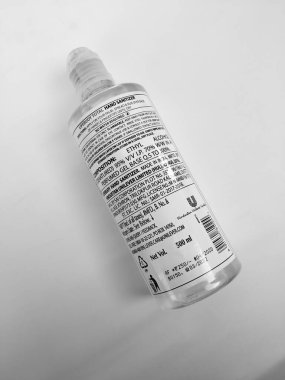 Bangalore, Karnataka / India-Jun 02 2020: Beyaz arka planda izole edilmiş Lifebuoy Alkol temelli El Dezenfektanı 500ml jel plastik konteynırı. Toplam% 99.99 susuz mikrop öldürüyor
