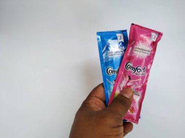 Bangalore, Karnataka / Hindistan-13 Mayıs 2020: Mavi ve Pembe Renkli Konfor Paketi Yıkama Zambağı ve Sabah Taze Kumaş Koşullandırmacısı İkisi de El Altında