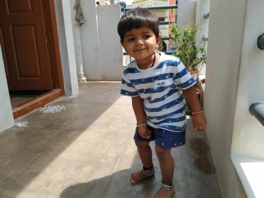 Hintli Çocuk 'un Ev Koridoru' nda farklı fiziksel eylemlerle oynamasına yakın çekim..