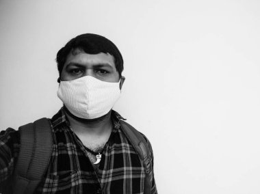 Hava kirliliğine ve Corona Virüsü 'ne karşı maske takan Asyalı genç adamın yakın çekimi