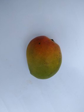 Renkli Raspuri Mango Meyvesi 'nin Beyaz Arkaplan' da izole edilmiş hali. Meyvelerin kralı Alphonso yeşil mango meyvesi.