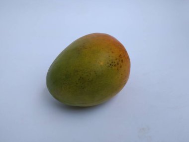 Renkli Raspuri Mango Meyvesi 'nin Beyaz Arkaplan' da izole edilmiş hali. Meyvelerin kralı Alphonso yeşil mango meyvesi.