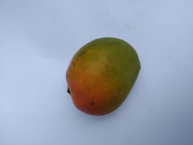 Renkli Raspuri Mango Meyvesi 'nin Beyaz Arkaplan' da izole edilmiş hali. Meyvelerin kralı Alphonso yeşil mango meyvesi.
