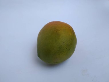 Renkli Raspuri Mango Meyvesi 'nin Beyaz Arkaplan' da izole edilmiş hali. Meyvelerin kralı Alphonso yeşil mango meyvesi.