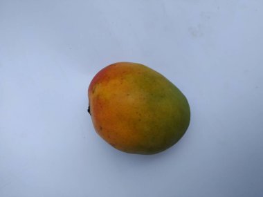 Renkli Raspuri Mango Meyvesi 'nin Beyaz Arkaplan' da izole edilmiş hali. Meyvelerin kralı Alphonso yeşil mango meyvesi.