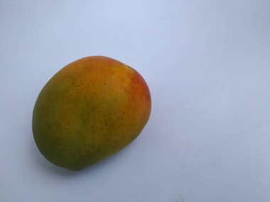 Renkli Raspuri Mango Meyvesi 'nin Beyaz Arkaplan' da izole edilmiş hali. Meyvelerin kralı Alphonso yeşil mango meyvesi.