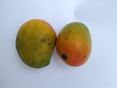 Renkli Raspuri Mango Meyvesi 'nin Beyaz Arkaplan' da izole edilmiş hali. Meyvelerin kralı Alphonso yeşil mango meyvesi.