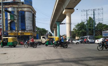 Bangalore, Karnataka / Hindistan-23 Mayıs 2020: Yeşil Hat Namma Metro Renkli Sütun ve Sarakki Sinyali Yakınlarındaki Köprü.