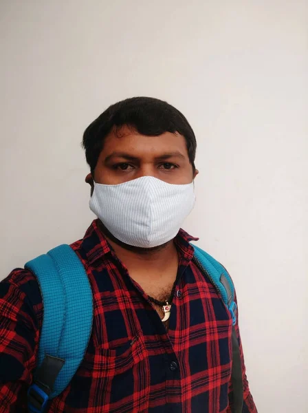 Fechar Asiático Jovem Homem Usando Máscara Para Boca Contra Poluição — Fotografia de Stock
