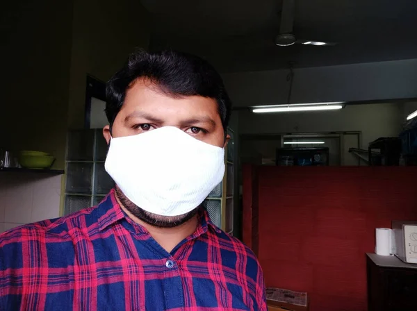 Zbliżenie Azji Młody Człowiek Noszenie Maska Usta Przed Zanieczyszczeniem Powietrza — Zdjęcie stockowe