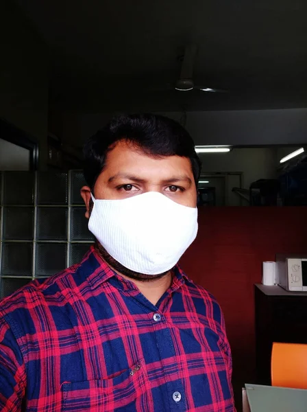 Zbliżenie Azji Młody Człowiek Noszenie Maska Usta Przed Zanieczyszczeniem Powietrza — Zdjęcie stockowe