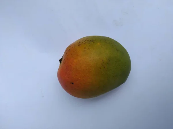 Κλείσιμο Του Πολύχρωμο Raspuri Mango Φρούτα Που Απομονώνονται Λευκό Φόντο — Φωτογραφία Αρχείου