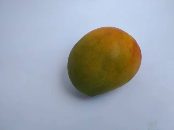 Primer Plano Fruta Colorida Mango Raspuri Aislada Sobre Fondo Blanco — Foto de Stock