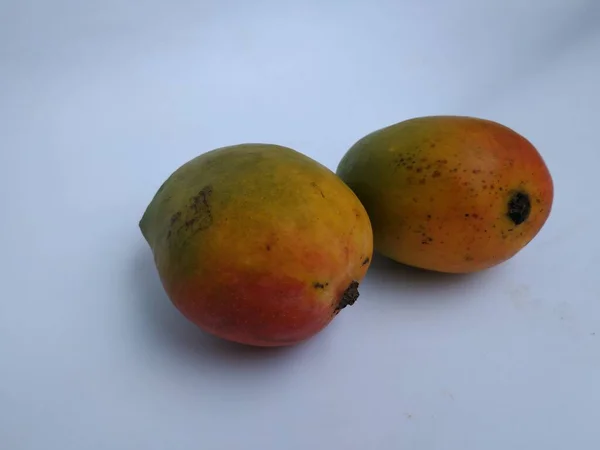 Detailní Záběr Barevné Raspuri Mango Ovoce Izolované Bílém Pozadí Král — Stock fotografie