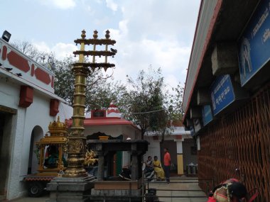 Bangalore, Karnataka / India-Mar 08 2020: Sri Kaadu Malleshwara / Mallikarjuna Bataklık Tapınağı önündeki bayrak sütunu veya Dhwaja Stambha. Hindu tapınağı, Malleshwaram 'daki Shiva' ya adanmıştır.