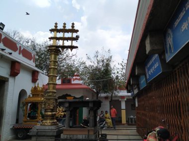 Bangalore, Karnataka / India-Mar 08 2020: Sri Kaadu Malleshwara / Mallikarjuna Bataklık Tapınağı önündeki bayrak sütunu veya Dhwaja Stambha. Hindu tapınağı, Malleshwaram 'daki Shiva' ya adanmıştır.