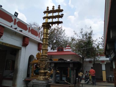 Bangalore, Karnataka / India-Mar 08 2020: Sri Kaadu Malleshwara / Mallikarjuna Bataklık Tapınağı önündeki bayrak sütunu veya Dhwaja Stambha. Hindu tapınağı, Malleshwaram 'daki Shiva' ya adanmıştır.