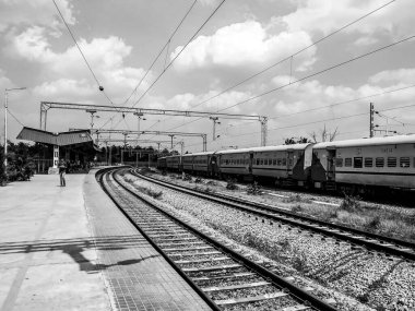 Pandavapura Tren İstasyonu 'nda bir istasyondan diğerine giden trenlerde.