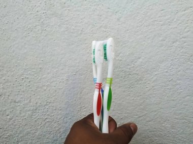 Bangalore, Karnataka / Hindistan-1202: Çok Renkli Oral-B Erkek Tutma Grubu diş fırçası beyaz bir arka planda izole edildi