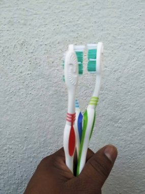 Bangalore, Karnataka / Hindistan-1202: Çok Renkli Oral-B Erkek Tutma Grubu diş fırçası beyaz bir arka planda izole edildi