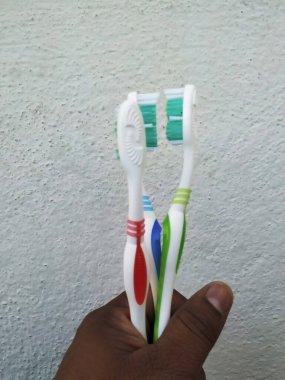 Bangalore, Karnataka / Hindistan-1202: Çok Renkli Oral-B Erkek Tutma Grubu diş fırçası beyaz bir arka planda izole edildi