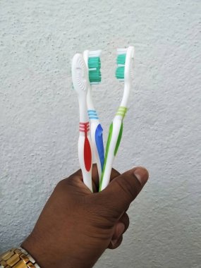 Bangalore, Karnataka / Hindistan-1202: Çok Renkli Oral-B Erkek Tutma Grubu diş fırçası beyaz bir arka planda izole edildi