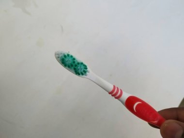 Bangalore, Karnataka / Hindistan-1202: Çok Renkli Oral-B Erkek Tutma Grubu diş fırçası beyaz bir arka planda izole edildi