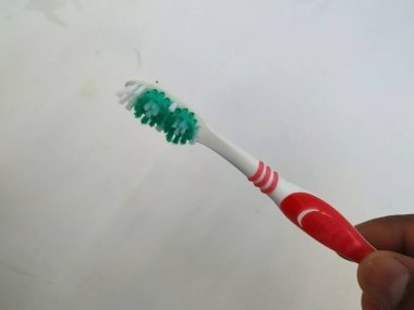 Bangalore, Karnataka / Hindistan-1202: Çok Renkli Oral-B Erkek Tutma Grubu diş fırçası beyaz bir arka planda izole edildi