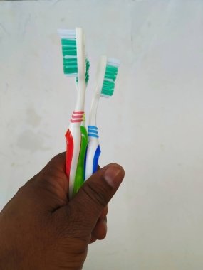 Bangalore, Karnataka / Hindistan-1202: Çok Renkli Oral-B Erkek Tutma Grubu diş fırçası beyaz bir arka planda izole edildi