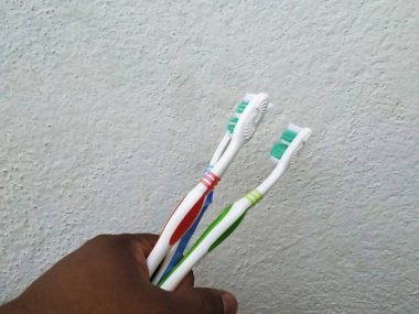 Bangalore, Karnataka / Hindistan-1202: Çok Renkli Oral-B Erkek Tutma Grubu diş fırçası beyaz bir arka planda izole edildi