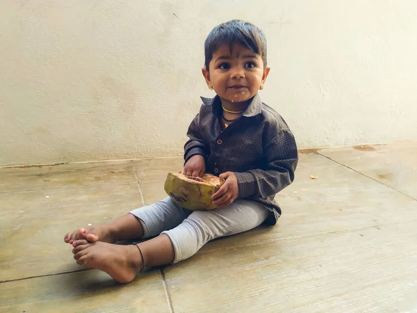 Bangalore Karnataka India Mar 2020 Beautiful Indian Kid Eating Tender — Stock Photo, Image