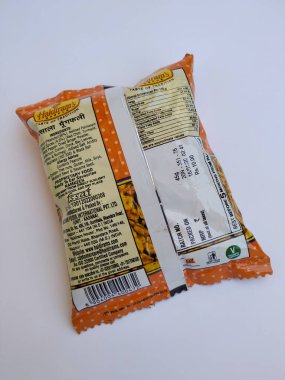 Bangalore, Karnataka / Hindistan-Şubat 16 2020: Plastik Haldiram Paketi Masala Peanut, 50 g Poşet beyaz arka planda izole edilmiş