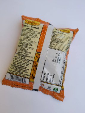 Bangalore, Karnataka / Hindistan-Şubat 16 2020: Plastik Haldiram Paketi Masala Peanut, 50 g Poşet beyaz arka planda izole edilmiş