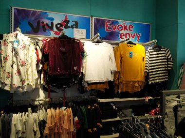 Bangalore, Karnataka / Hindistan-08-2020: Bir mağazada veya Vishal AVM 'de En İyi Kadın Giysileri ve Kostüm Satışı. Bir Tekstil Dükkanının İç Tasarımı