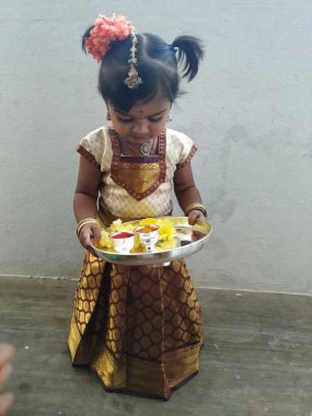 Bangalore, Karnataka / Hindistan-15 Ocak 2020: Geleneksel olarak Makara Sankranti ya da Pongal sırasında tapınağa gitmek için giyinmiş küçük Hint kız çocuğu