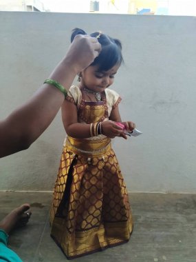 Bangalore, Karnataka / Hindistan-15 Ocak 2020: Geleneksel olarak Makara Sankranti ya da Pongal sırasında tapınağa gitmek için giyinmiş küçük Hint kız çocuğu