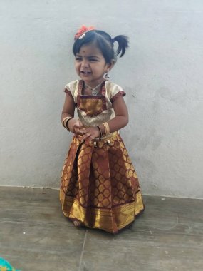 Bangalore, Karnataka / Hindistan-15 Ocak 2020: Geleneksel olarak Makara Sankranti ya da Pongal sırasında tapınağa gitmek için giyinmiş küçük Hint kız çocuğu